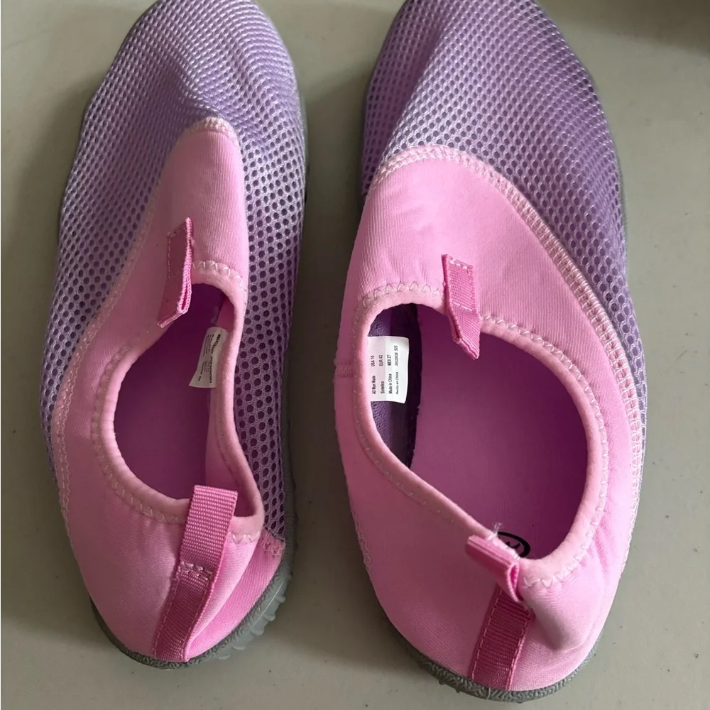 Woman’s pink & Purple Water Shoes. Size 10 no tags never worn